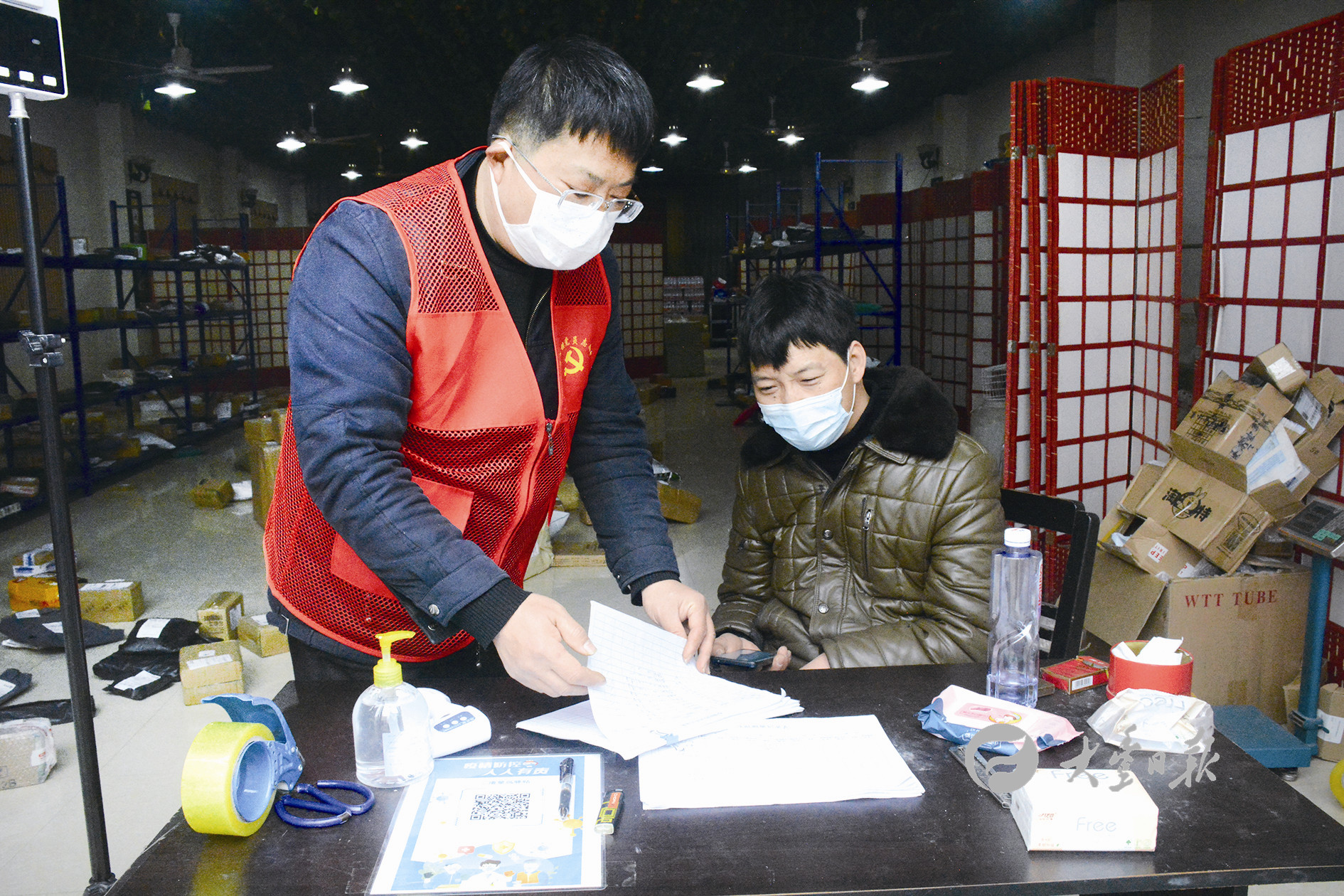 董华鸿 摄左图:3月20日,大中街道上,疫情防控宣传车来回穿梭在辖区