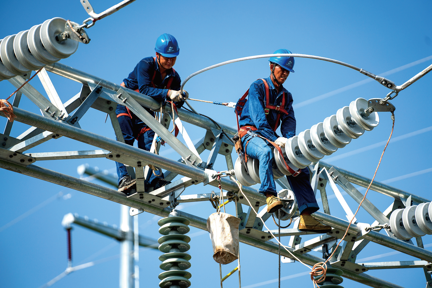 奋战高温建设电网