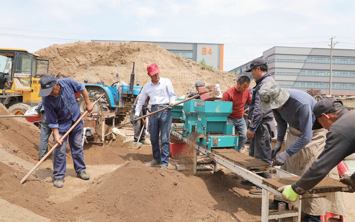 组织人力与机械力量,集中开展流水线育秧工作(见图),将田间地头变成