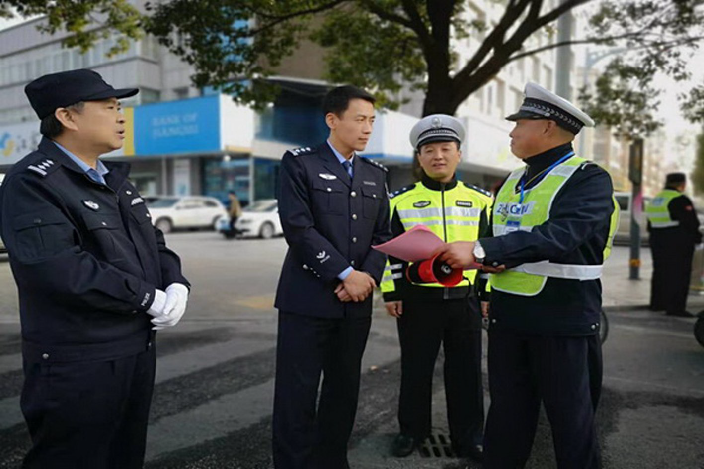 交警大队党总支全体党员重温入党誓词受赠群众感谢锦旗开展全国交通