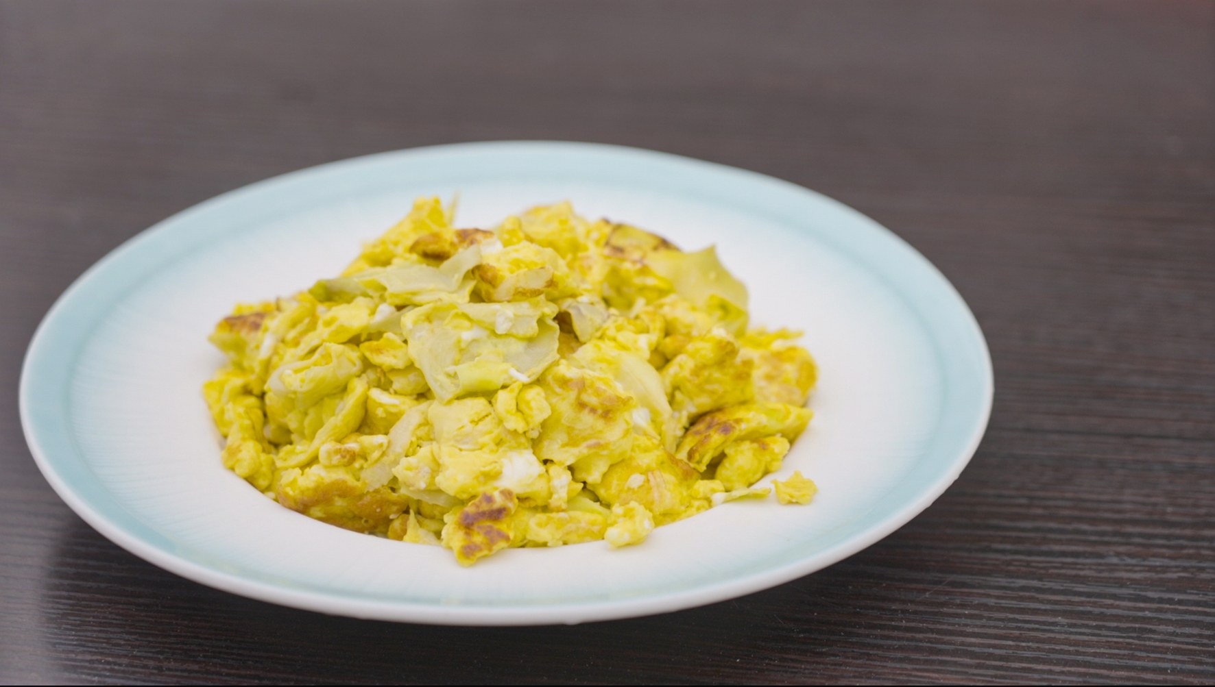 将搅拌好的笋衣鸡蛋放入油锅中煎炒即可.