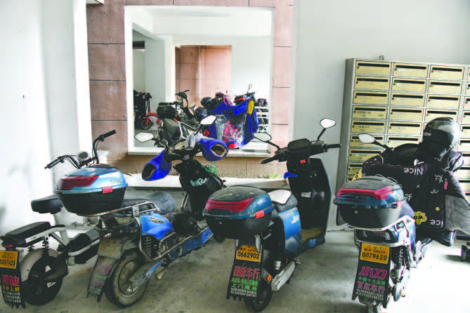 这些小区电动车"飞线充电",乱停放等现象让人放心不下--今日桐庐