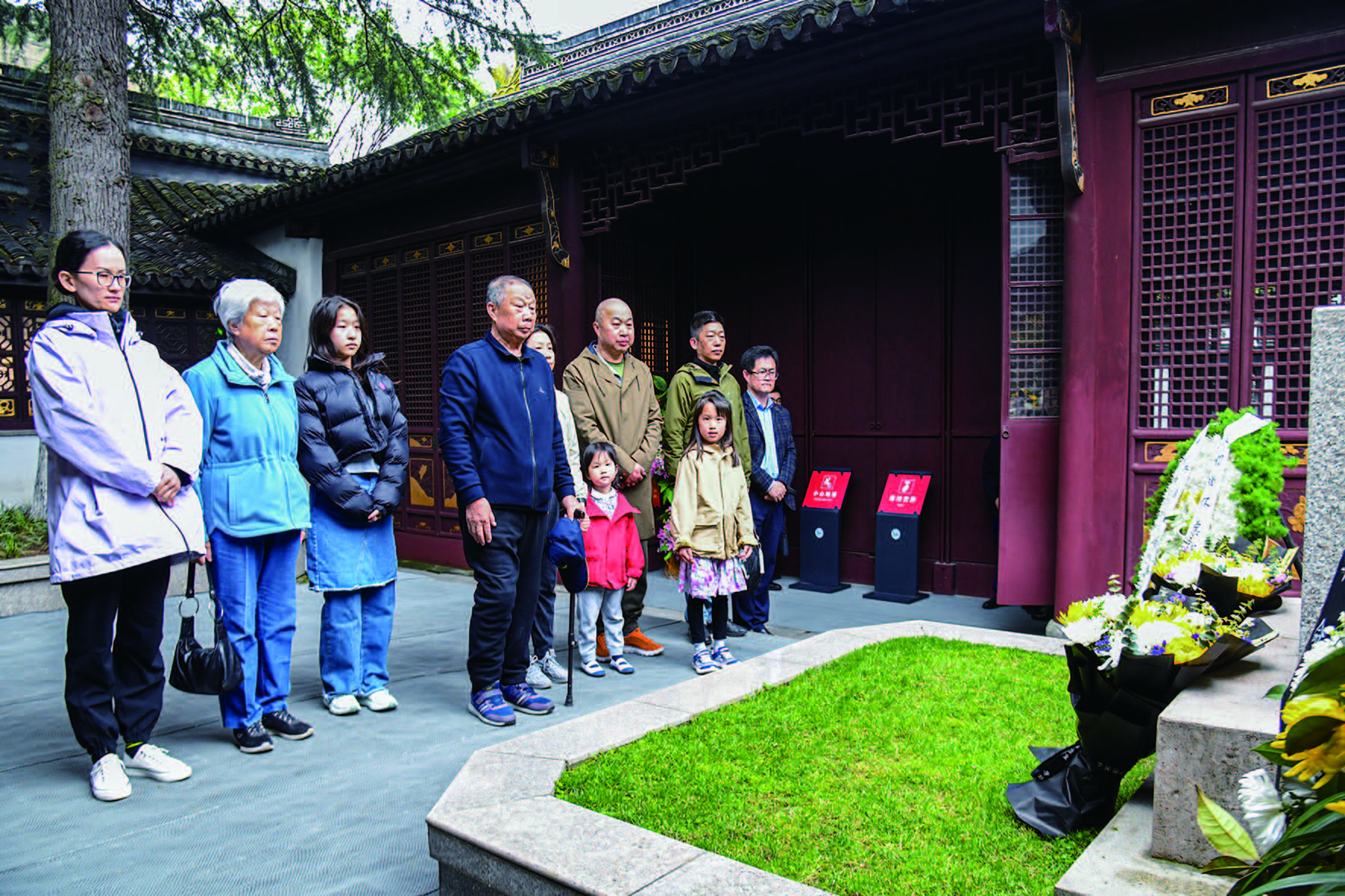 李曼俊携全家来到新四军江南指挥部纪念馆为父亲粟裕和母亲楚青扫墓