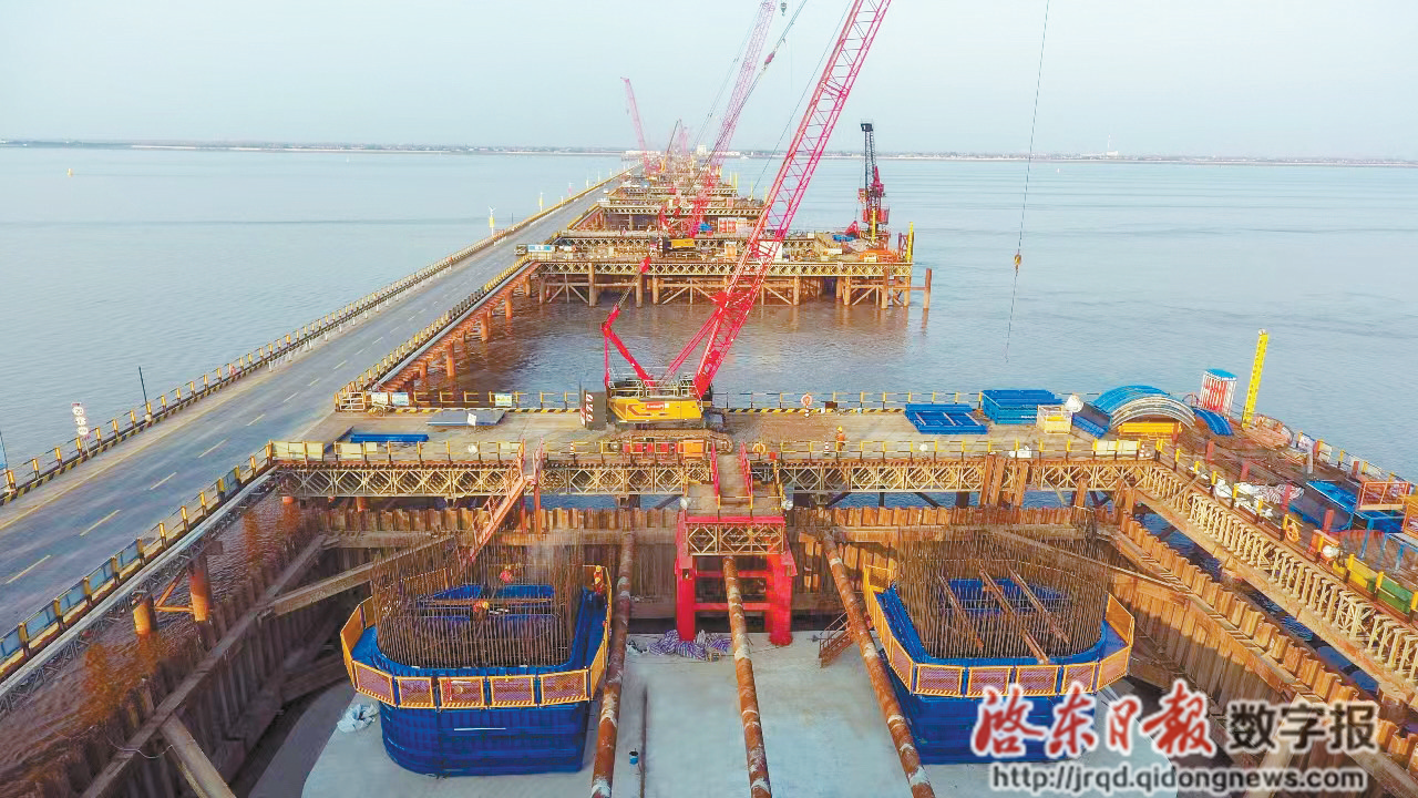 的沪渝蓉高铁崇启公铁长江大桥3号主墩围堰内水下混凝土首次封底完成