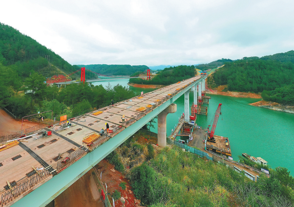 日前,遂江公路控制性节点红星坪大桥已完成下部结构施工,正在进行预制