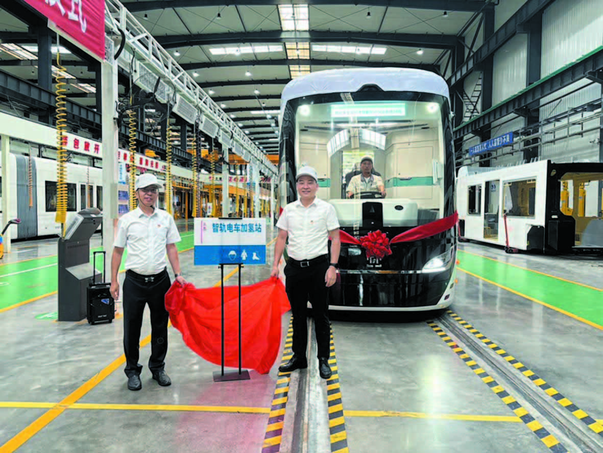 宜宾首列氢能源智轨电车装配下线