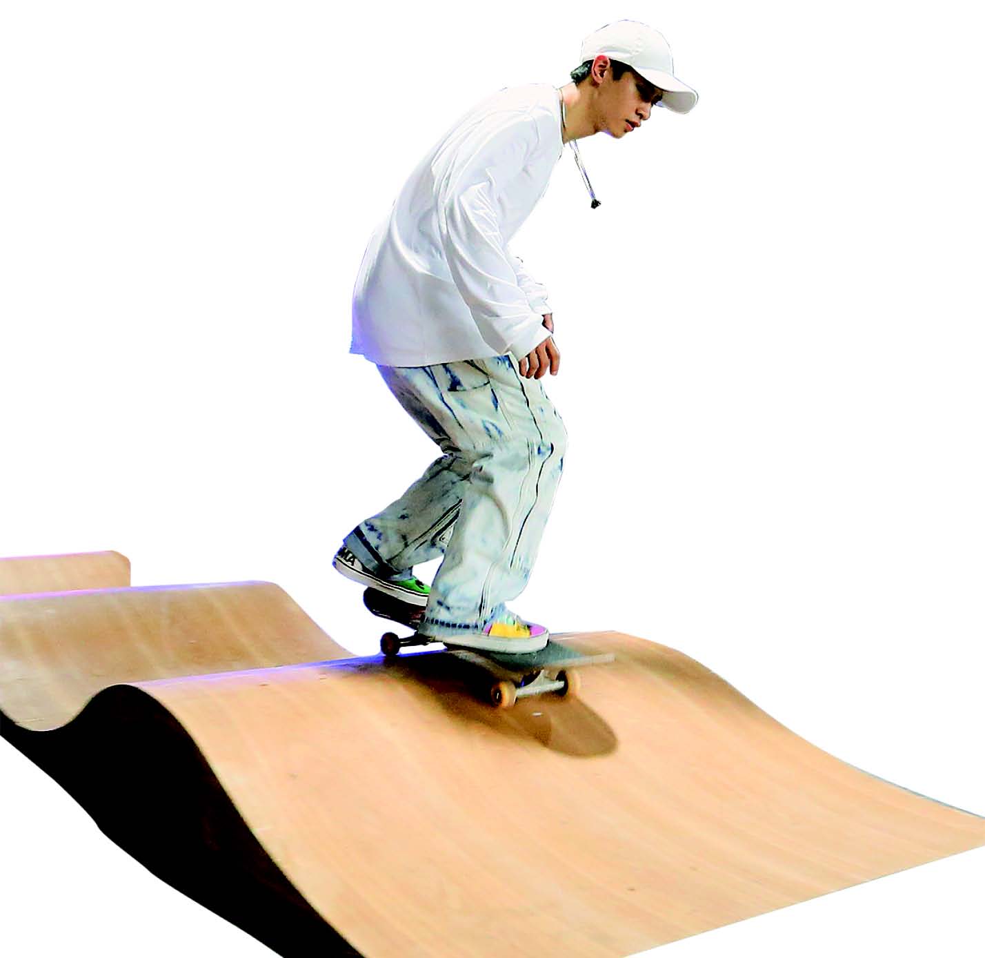 滑板爱好者在波浪型滑道中滑行品类丰富的滑板教练指导小朋友练习滑行