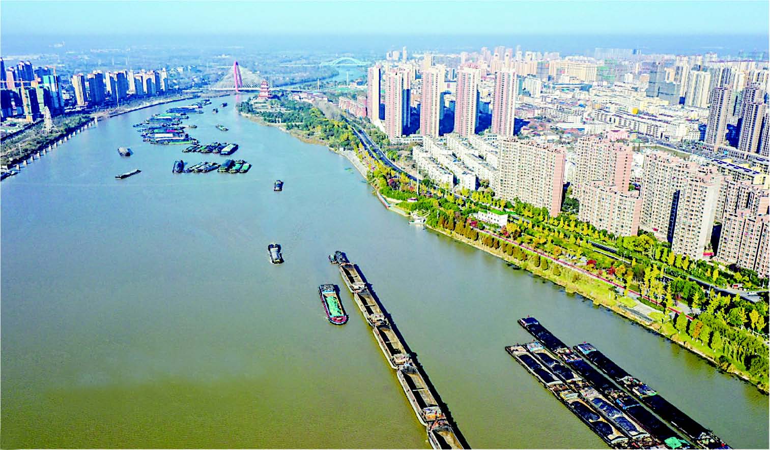 江苏省宿迁市泗阳县京杭大运河上货运船只穿梭往来,一派繁忙运输景象.