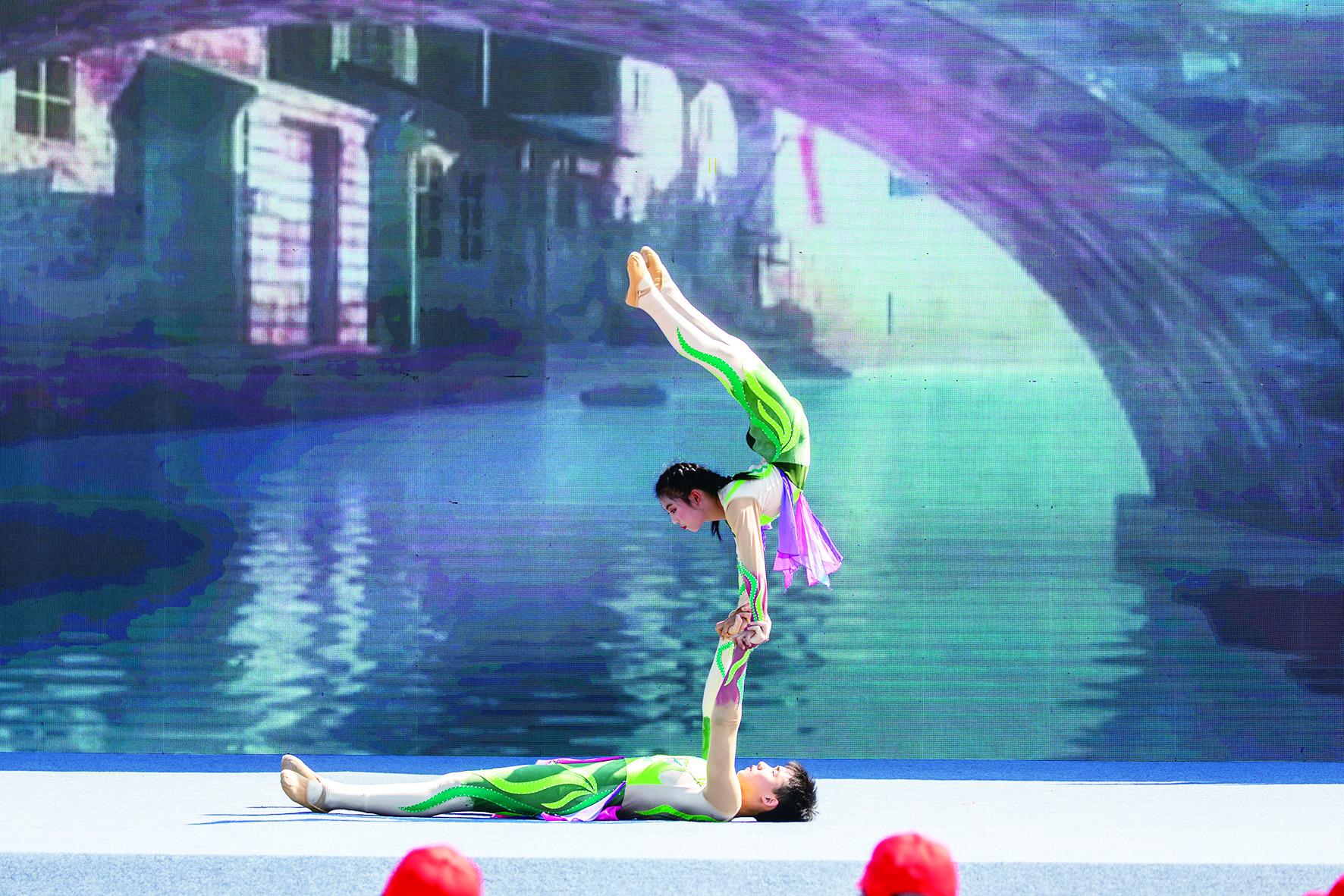 杂技表演《双人技巧》扣人心弦