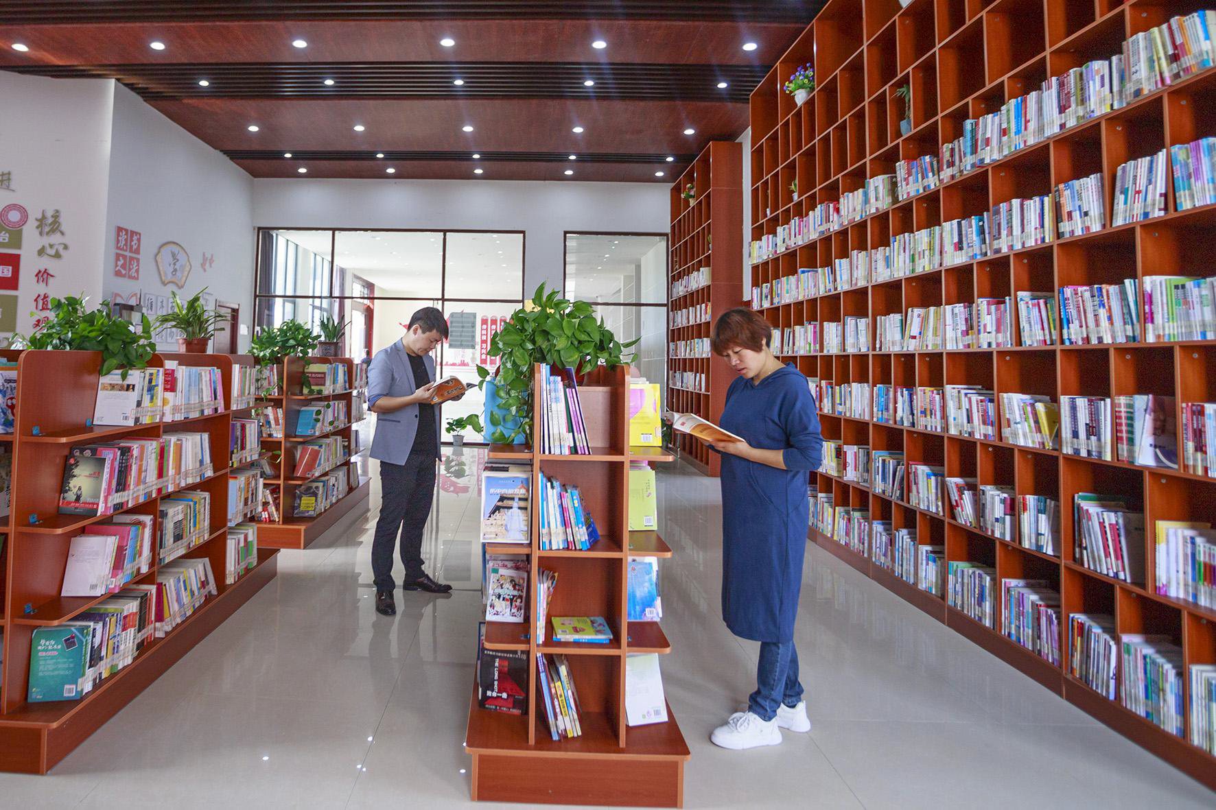 右图为特庸镇王村村村民在农家书屋借阅图书.