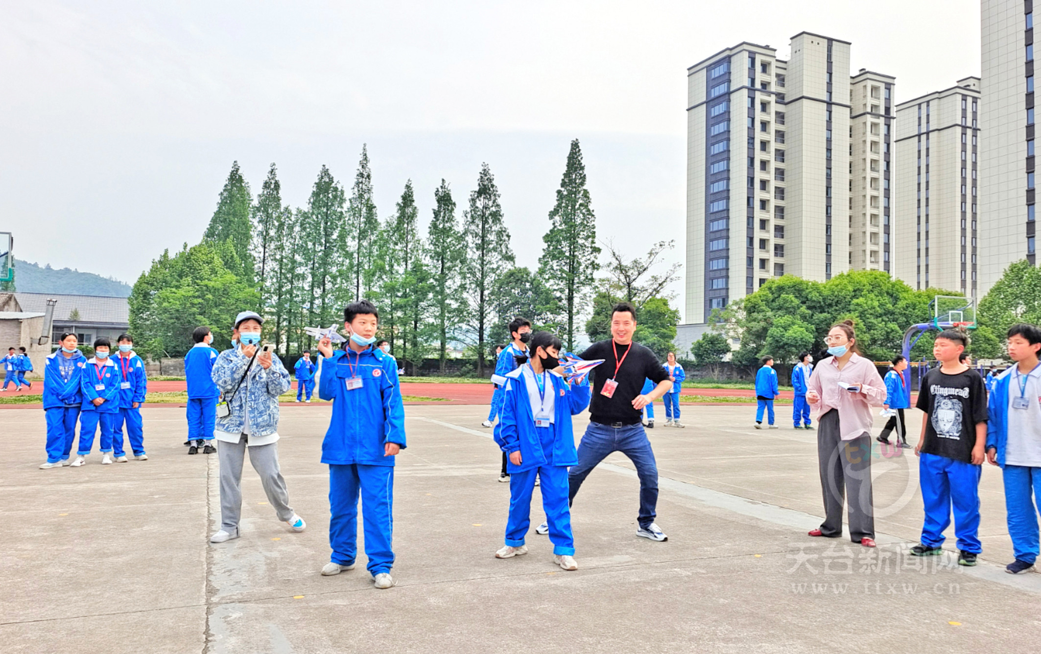 坦头中学:首届航模比赛举行--天台报