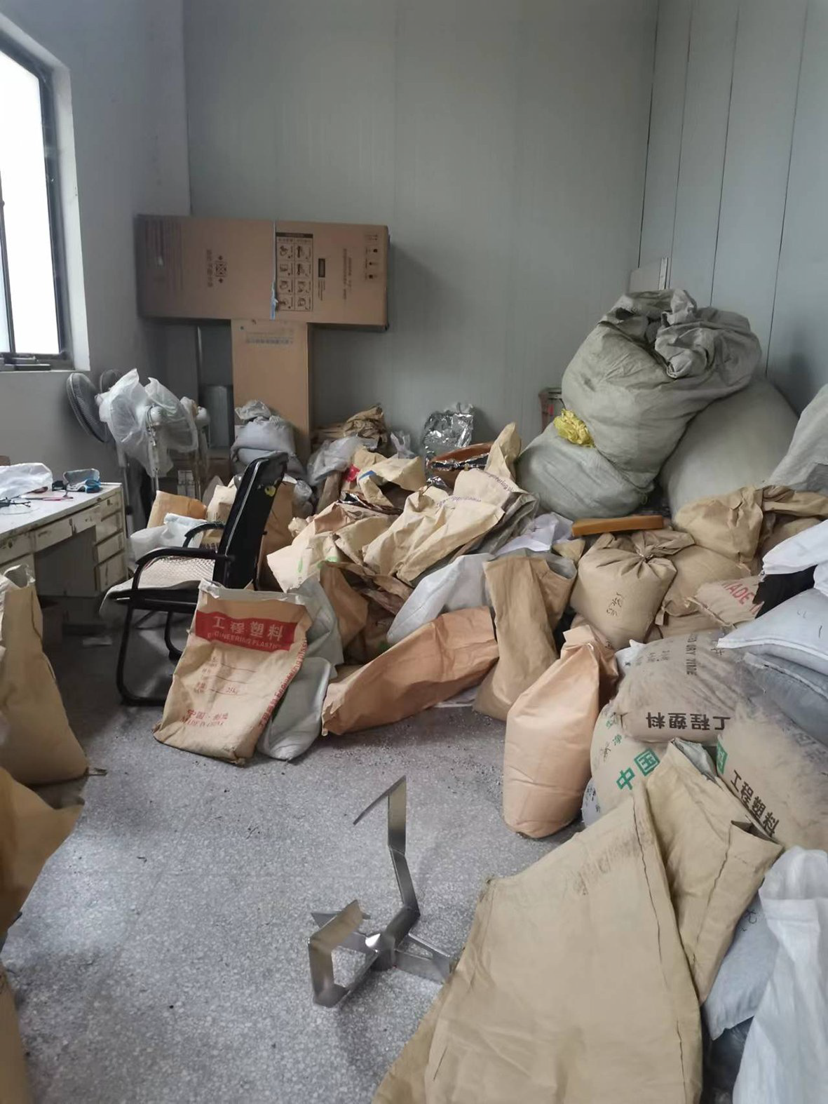 盐城市康威电子有限公司问题隐患:1,空压机房内堆放大量废塑料桶等