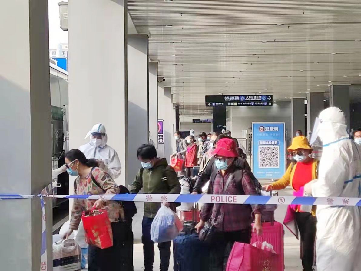 安徽幸福号专列广德旅游团34名人员在最后一次核酸检测后,解除隔离